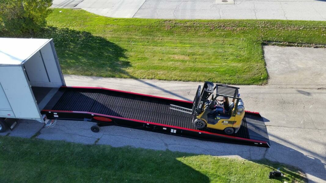 single-acting-hydraulic-ramp-forklift forklift loading ramp