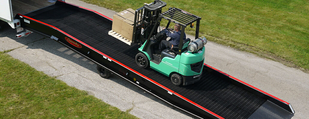 7 Benefits of Yard Ramps with One-Cylinder Pump Design